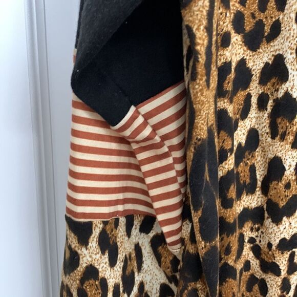 Size 2XL pull over animal print/stripe local boutique top.  Washed never worn - Picture 4 of 5